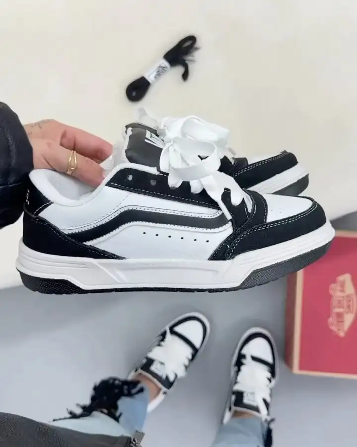 Tênis Preto e Branco